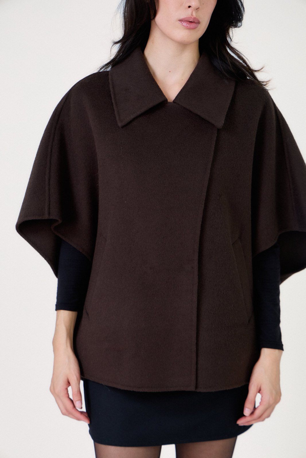 AMARA cape laine ample col chemise manches kimono choco femme - Escandelle Paris (gros plan détails matière)
#couleur_choco