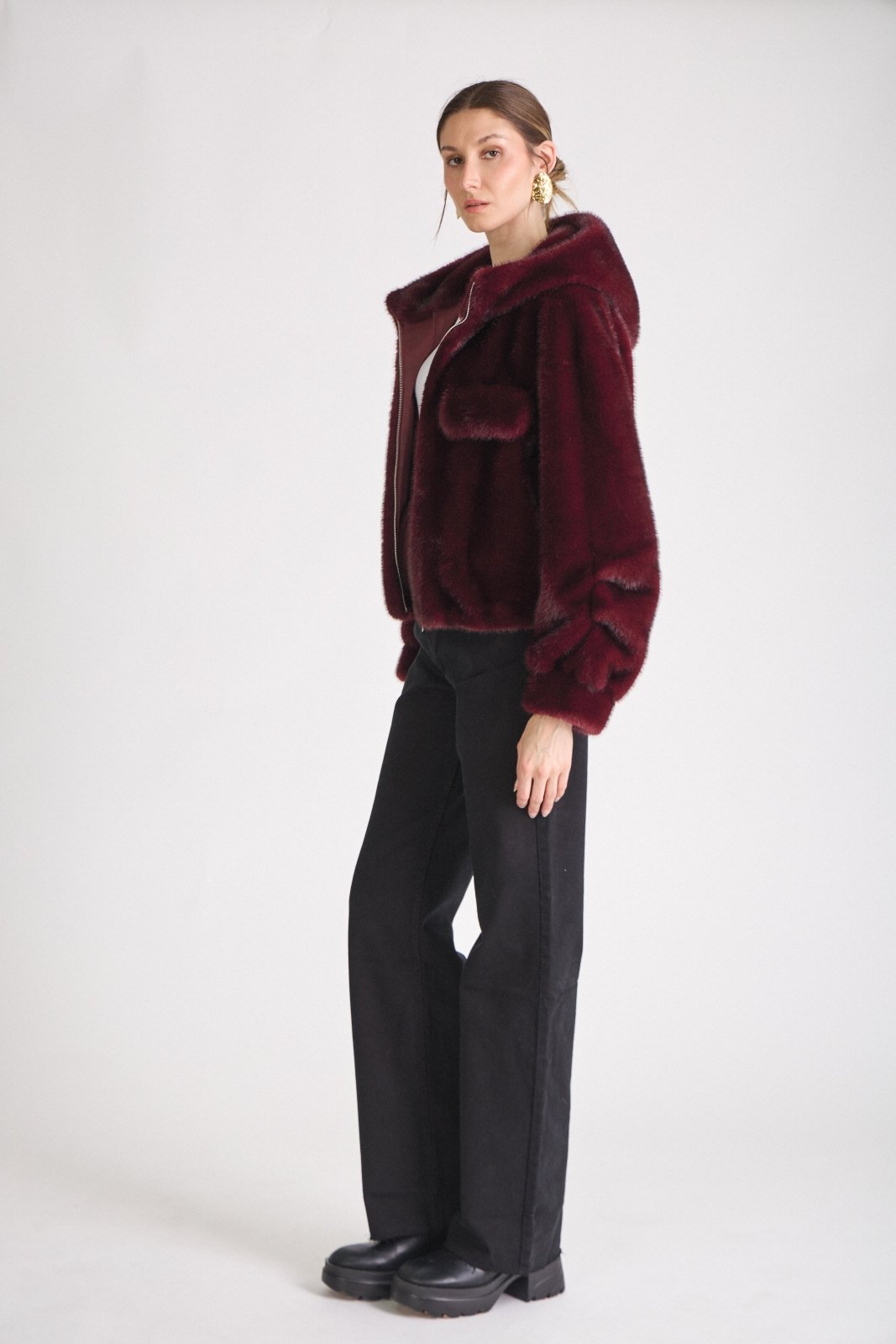 AMBRE manteau court fausse fourrure capuche zippé bordeaux femme - Escandelle Paris (profil gauche)
#couleur_bordeaux