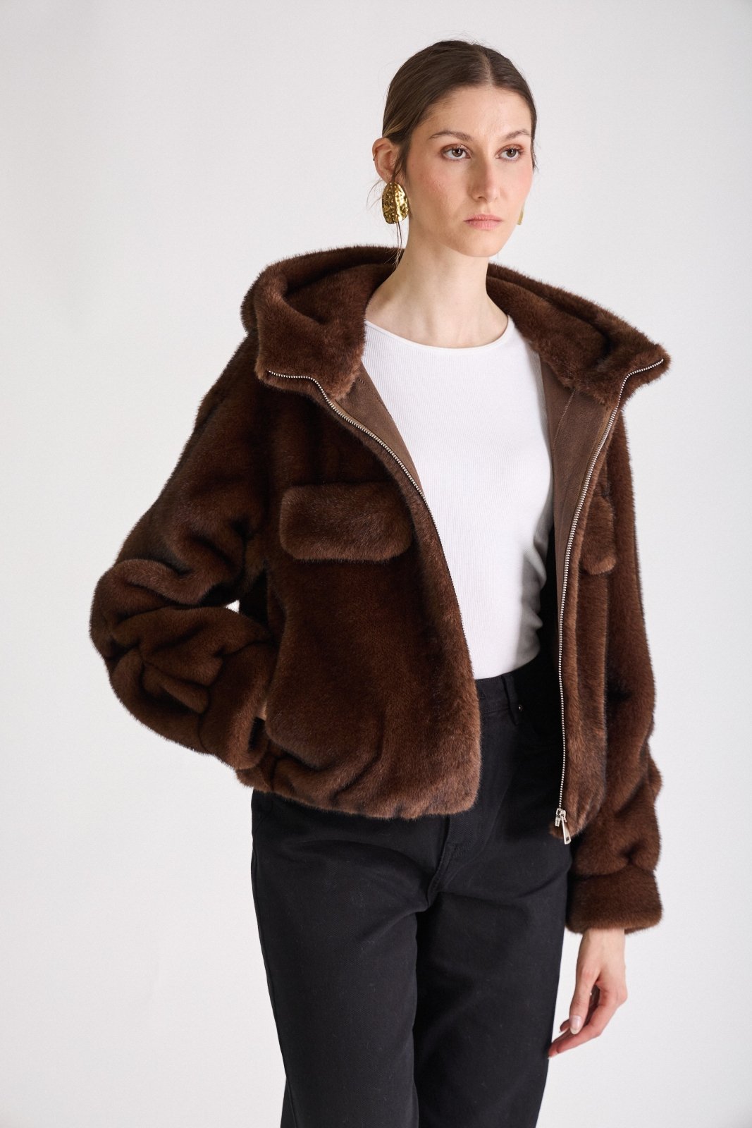 AMBRE manteau court fausse fourrure capuche zippé choco femme - Escandelle Paris (portrait)
#couleur_choco