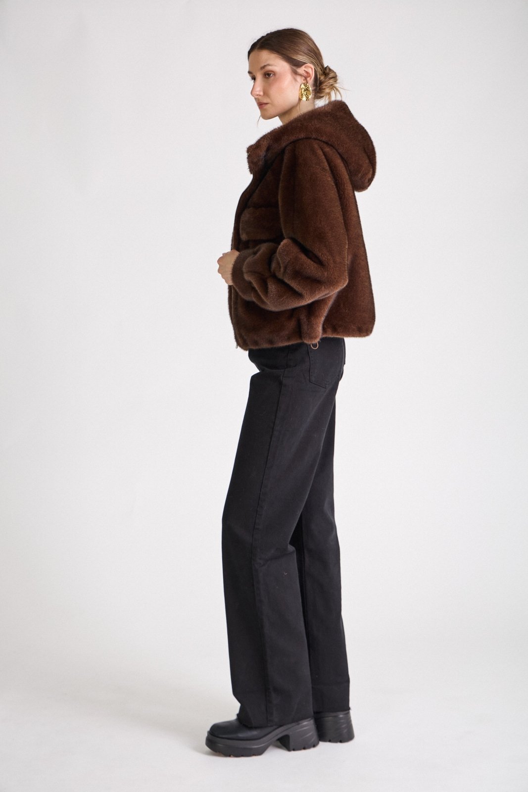 AMBRE manteau court fausse fourrure capuche zippé choco femme - Escandelle Paris (profil gauche)
#couleur_choco