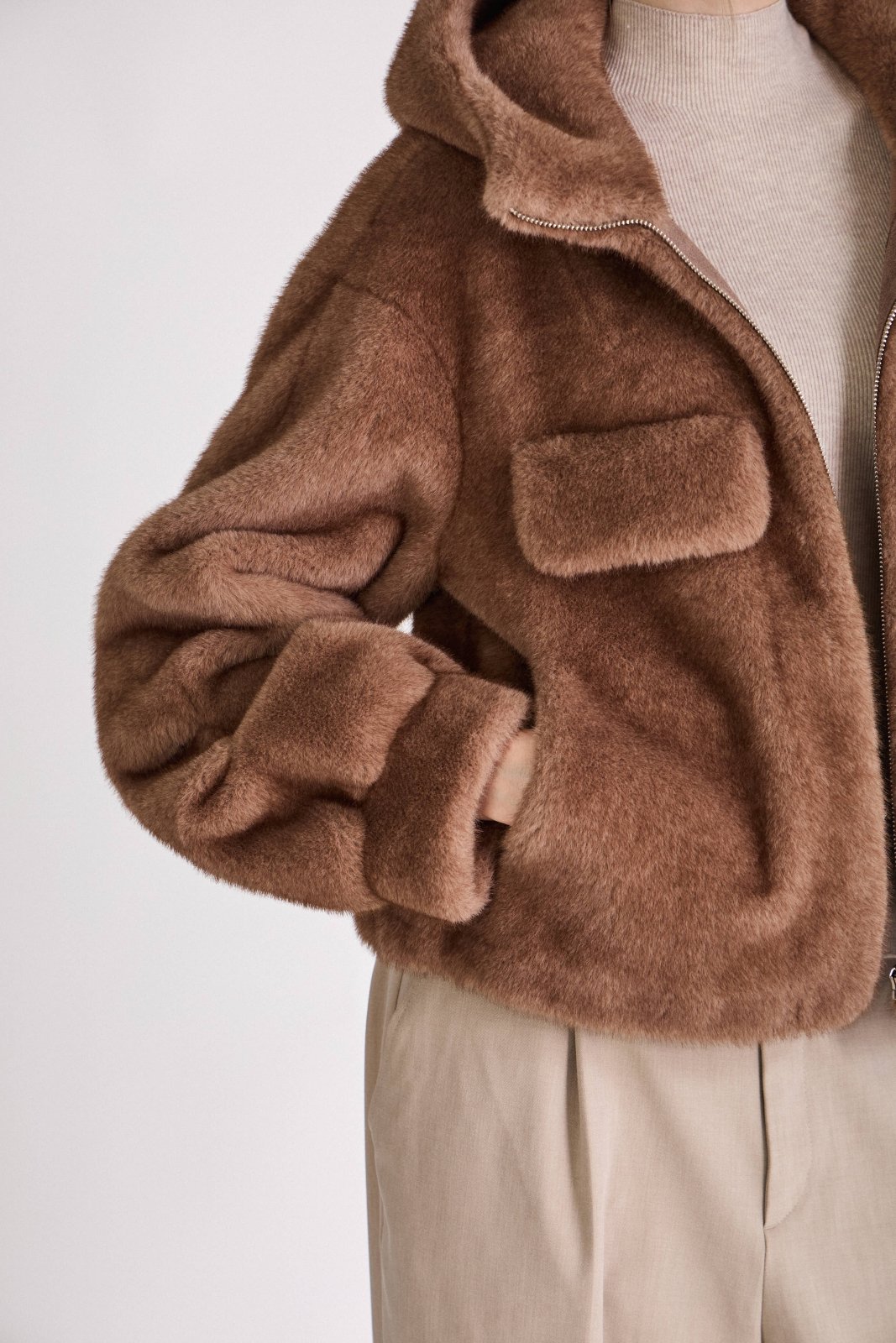 AMBRE manteau court fausse fourrure capuche zippé taupe femme - Escandelle Paris (gros plan détails matière)
#couleur_taupe