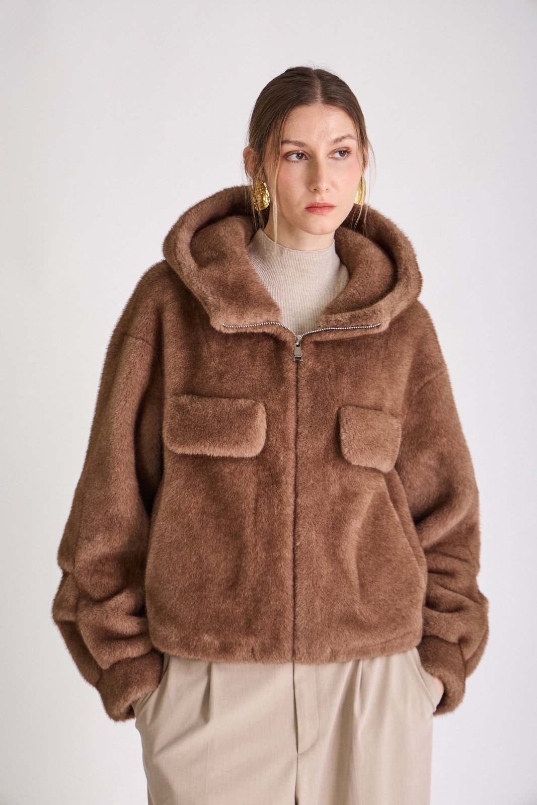 AMBRE manteau court fausse fourrure capuche zippé taupe femme - Escandelle Paris (portrait)
#couleur_taupe
