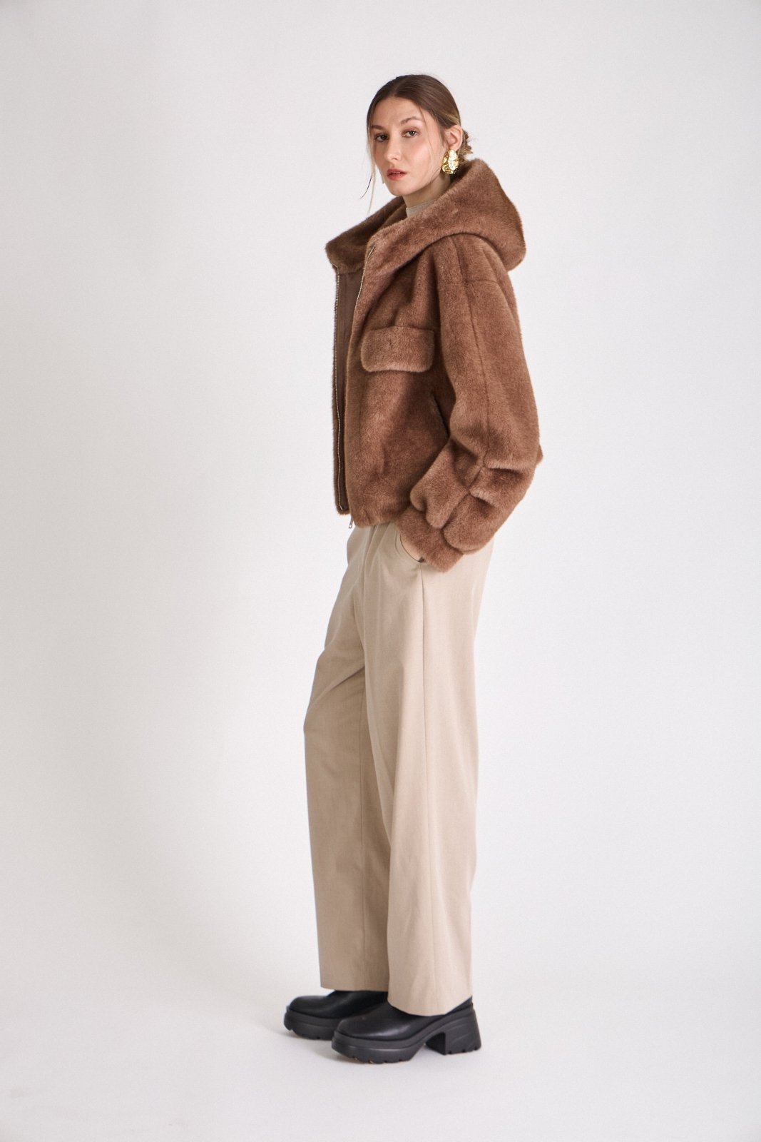 AMBRE manteau court fausse fourrure capuche zippé taupe femme - Escandelle Paris (profil gauche)
#couleur_taupe