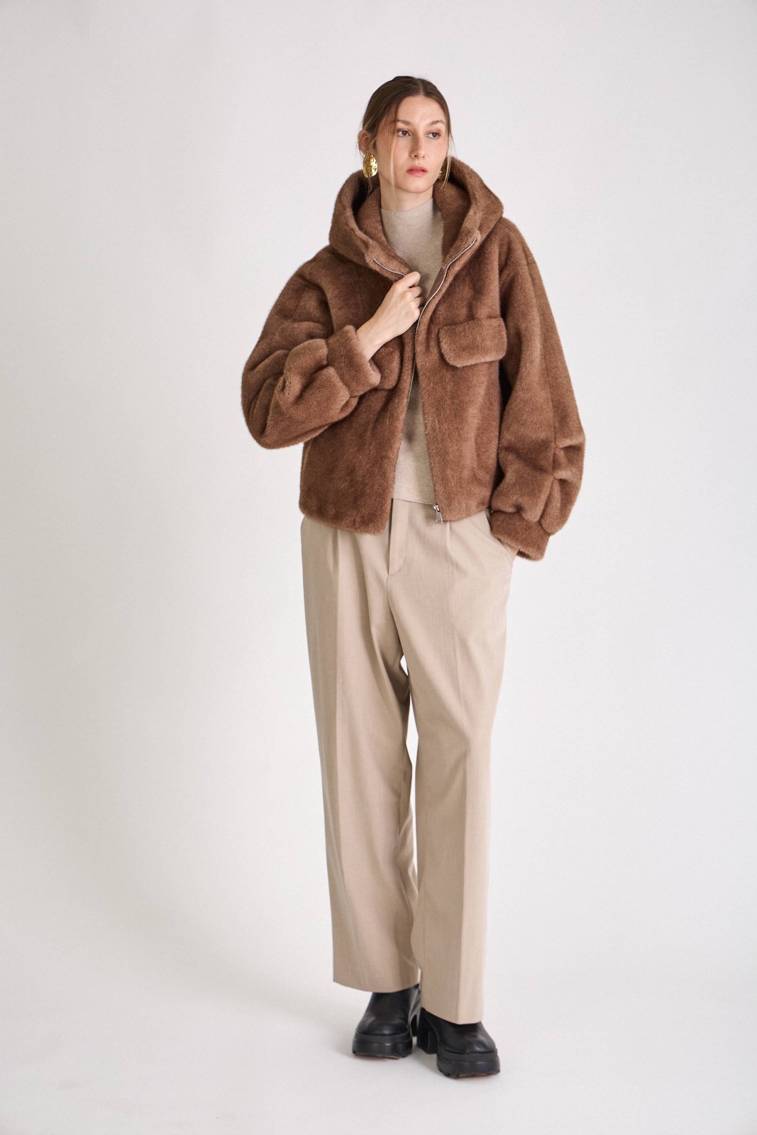AMBRE manteau court fausse fourrure capuche zippé taupe femme - Escandelle Paris (silhouette entière)
#couleur_taupe