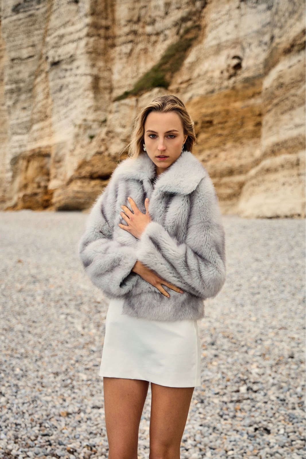 AMETHYST veste courte fausse fourrure coupe droite gris femme - Escandelle Paris (portrait profil gauche)
#couleur_gris