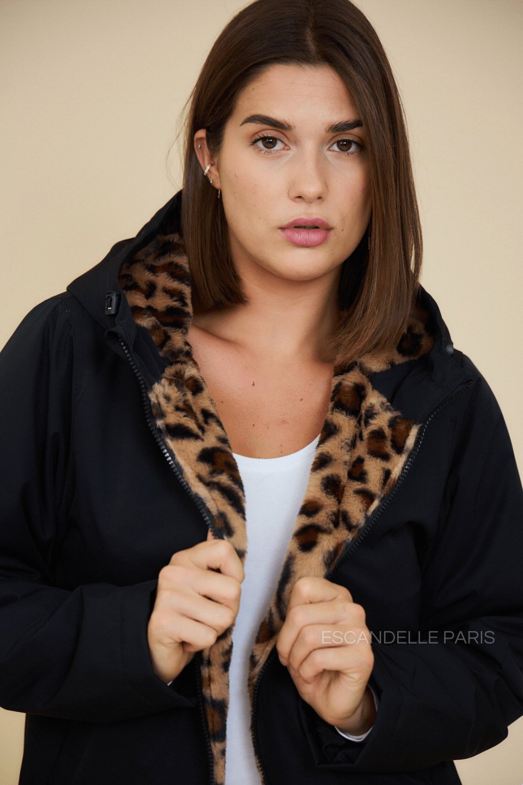 ANAÉ parka courte fourrée doublure léopard noir femme - Escandelle Paris (gros plan détails matière)
#couleur_noir