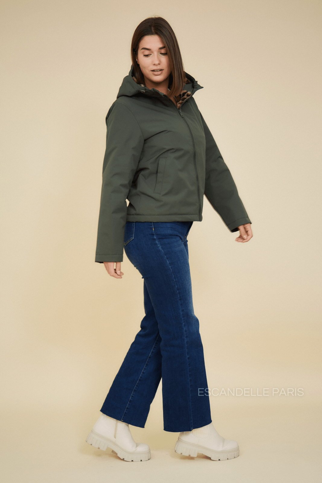 ANAÉ parka courte fourrée doublure léopard kaki femme - Escandelle Paris (vue de profil)
#couleur_kaki