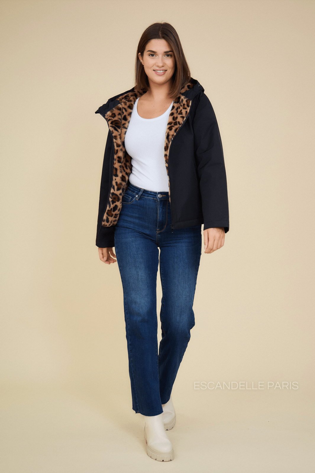 ANAÉ parka courte fourrée doublure léopard noir femme - Escandelle Paris (silhouette entière)
#couleur_noir