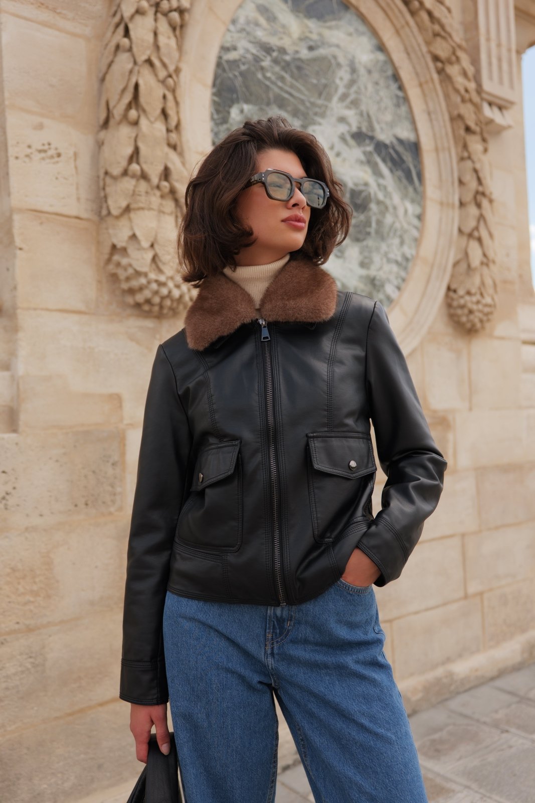 ANOUK blouson court similicuir aviateur noir femme - Escandelle Paris (portrait lifestyle)
#couleur_noir
