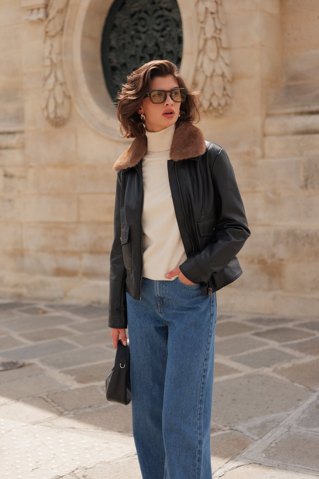 ANOUK blouson court similicuir aviateur noir femme - Escandelle Paris (silhouette lifestyle)
#couleur_noir
