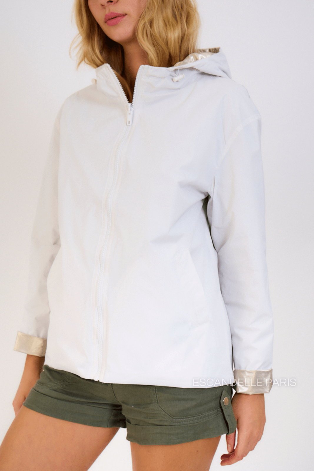 APRIL parka courte réversible métallisée blanc femme - Escandelle Paris (portrait zip ouvert)
#couleur_blanc