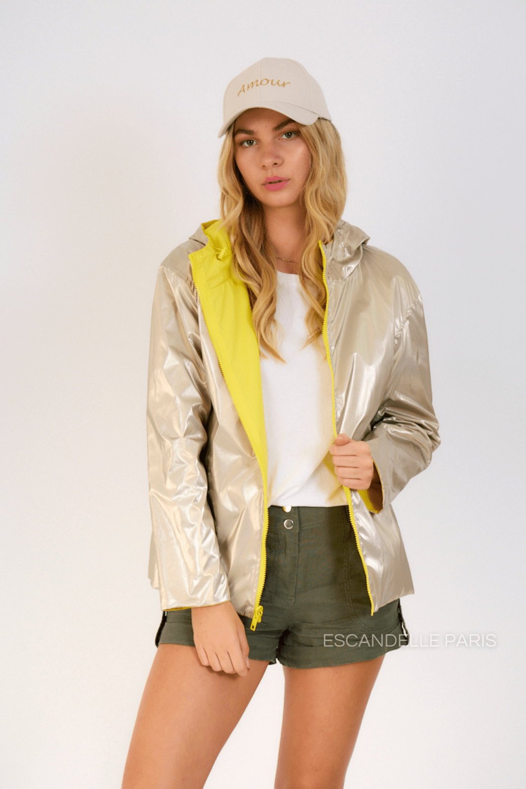APRIL parka courte réversible métallisée jaune femme - Escandelle Paris (gros plan détails matière)
#couleur_jaune