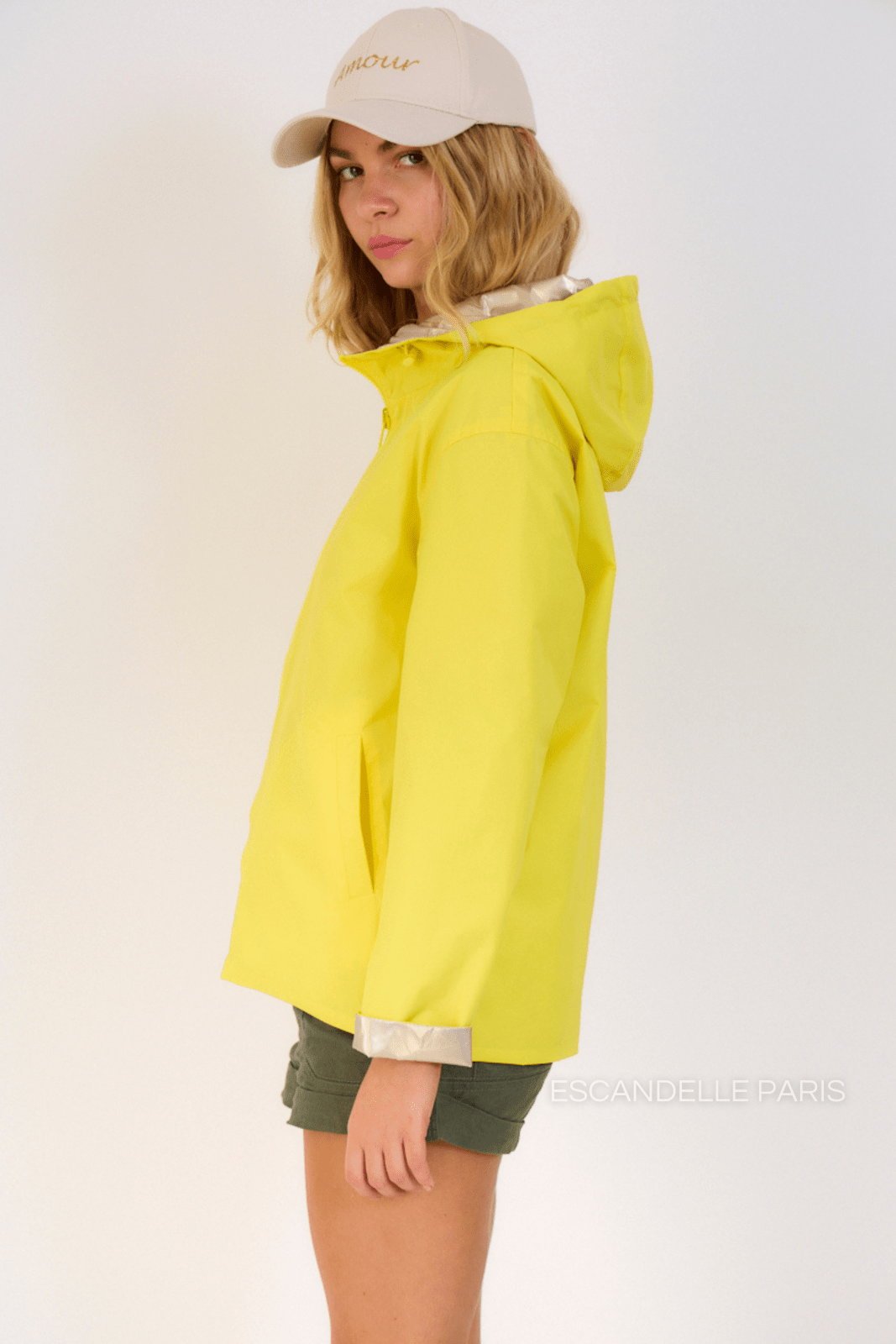 APRIL parka courte réversible métallisée jaune femme - Escandelle Paris (silhouette entière)
#couleur_jaune