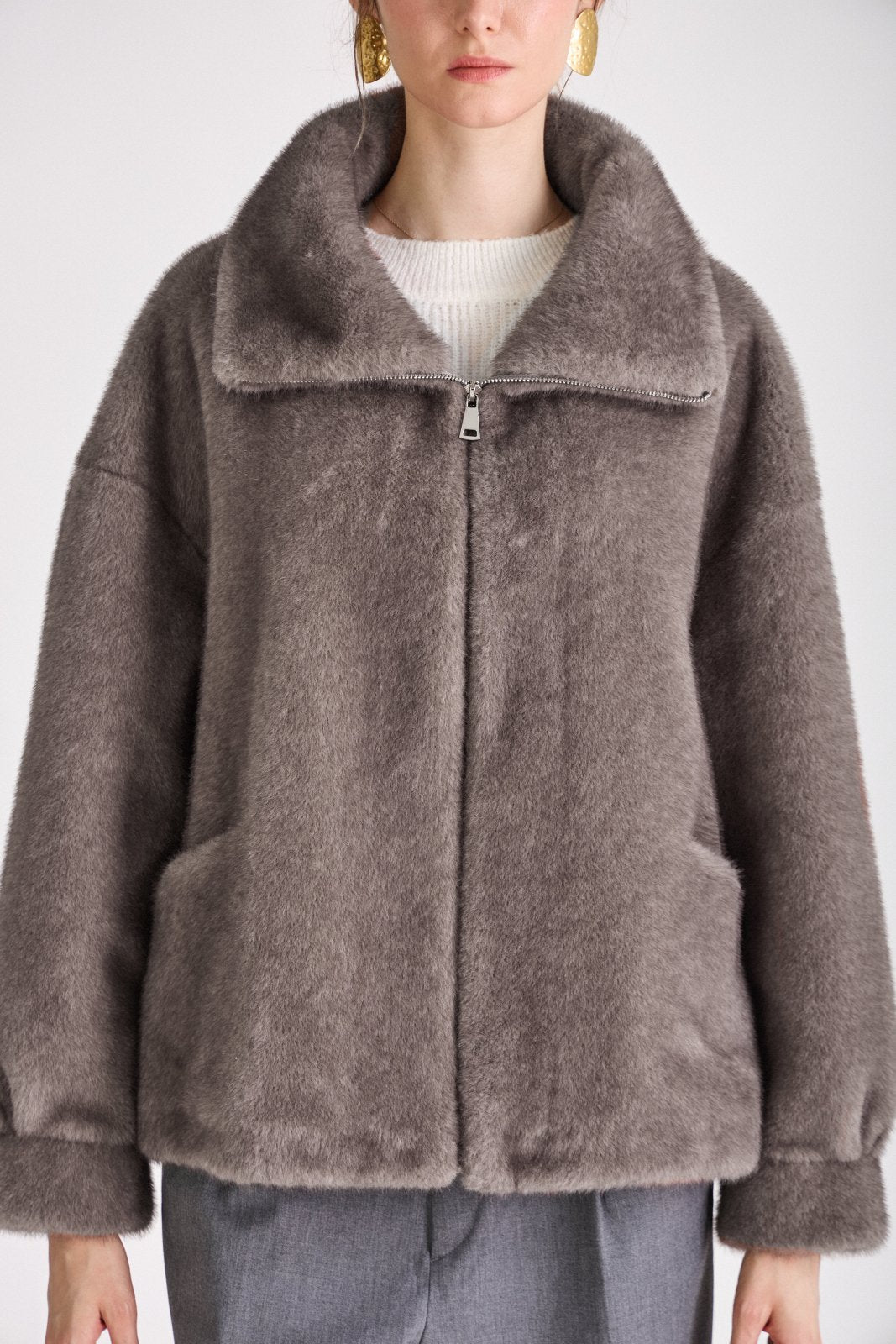 ARIANNE blouson court fausse fourrure col montant zippé gris femme - Escandelle Paris (gros plan détails matière)
#couleur_gris