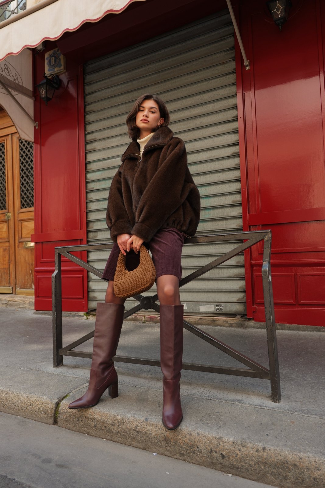 ARIANNE blouson court fausse fourrure col montant zippé choco femme - Escandelle Paris (silhouette entière)
#couleur_choco