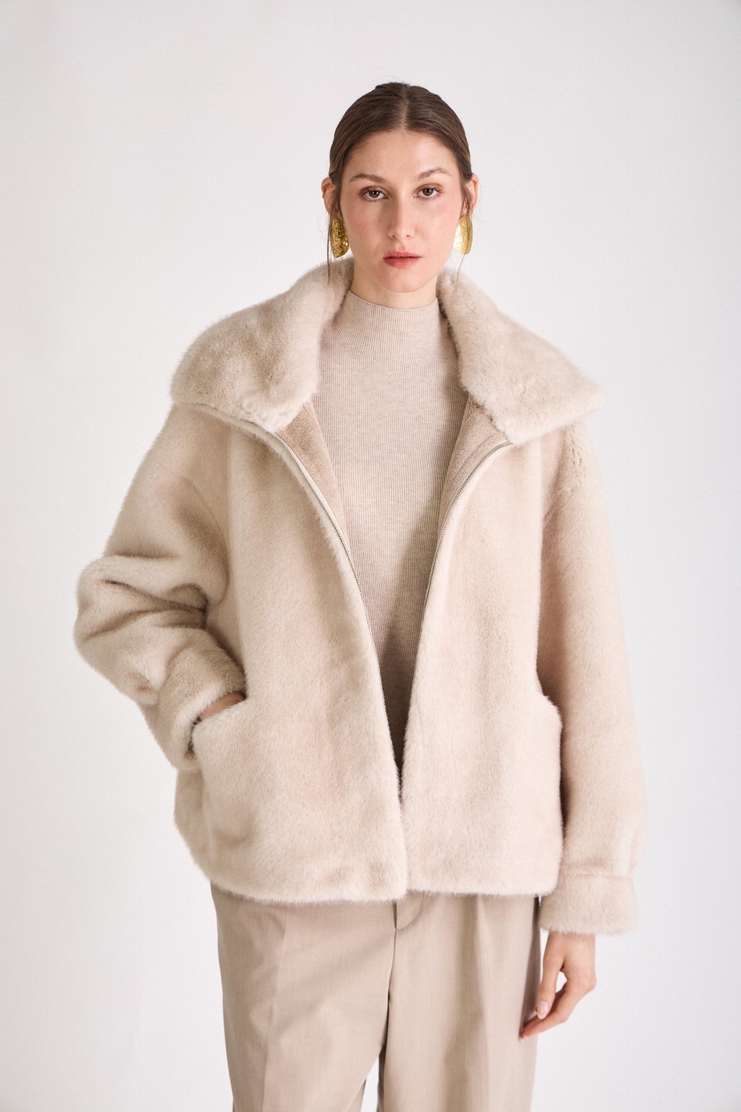 ARIANNE blouson court fausse fourrure col montant zippé ecru femme - Escandelle Paris (portrait)
#couleur_ecru