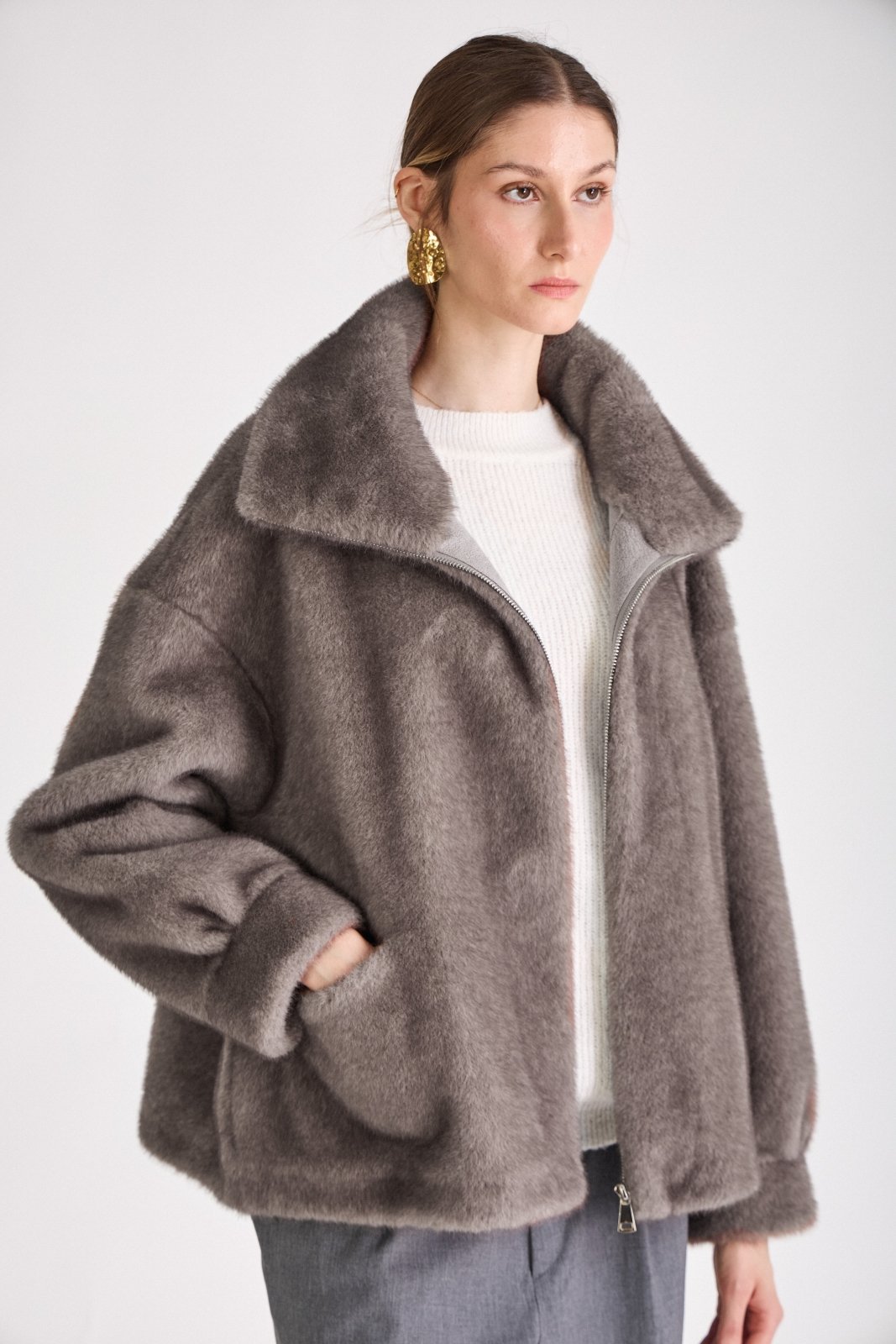 ARIANNE blouson court fausse fourrure col montant zippé gris femme - Escandelle Paris (portrait)
#couleur_gris