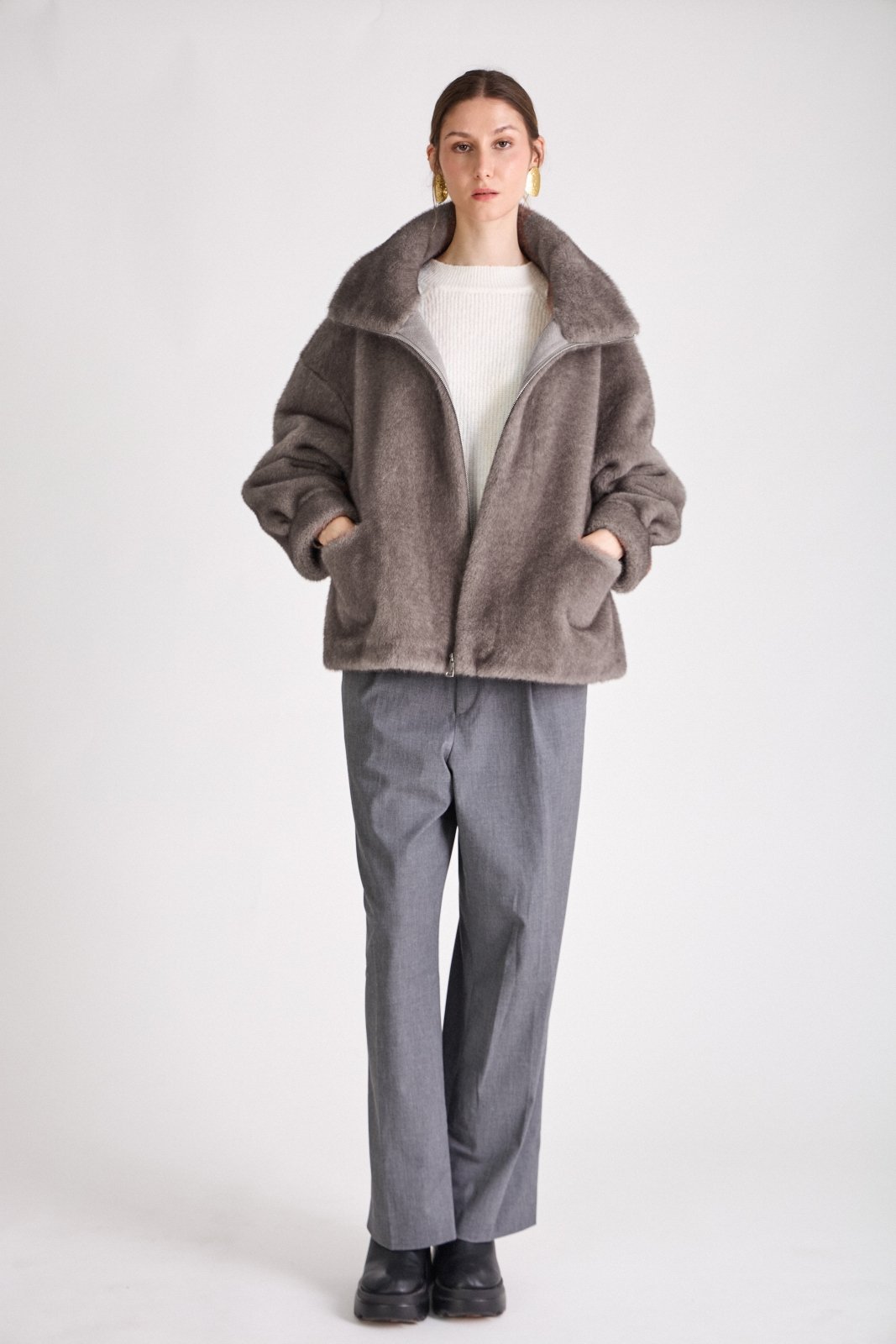 ARIANNE blouson court fausse fourrure col montant zippé gris femme - Escandelle Paris (silhouette entière)
#couleur_gris