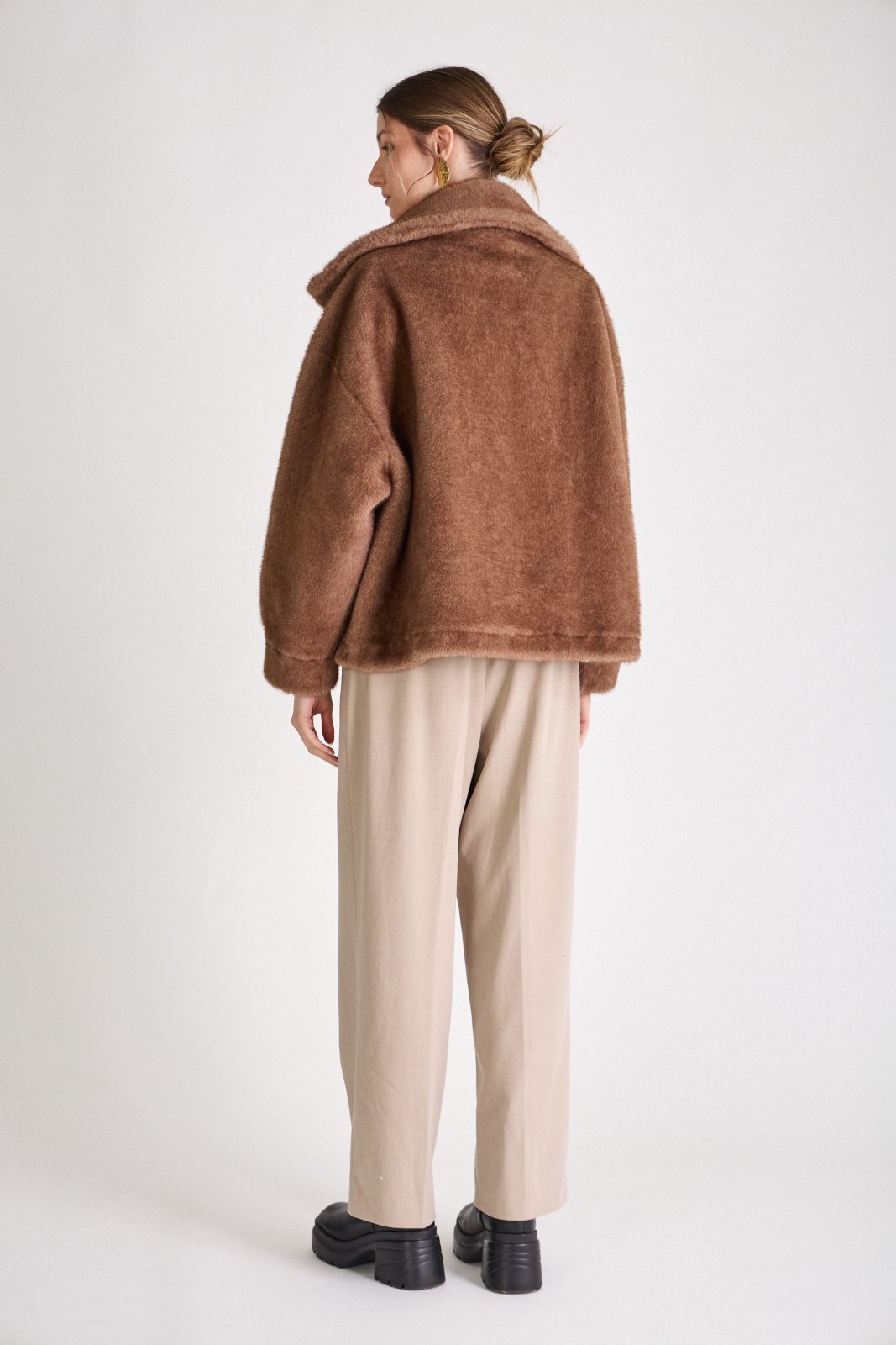 ARIANNE blouson court fausse fourrure col montant zippé taupe femme - Escandelle Paris (dos)
#couleur_taupe