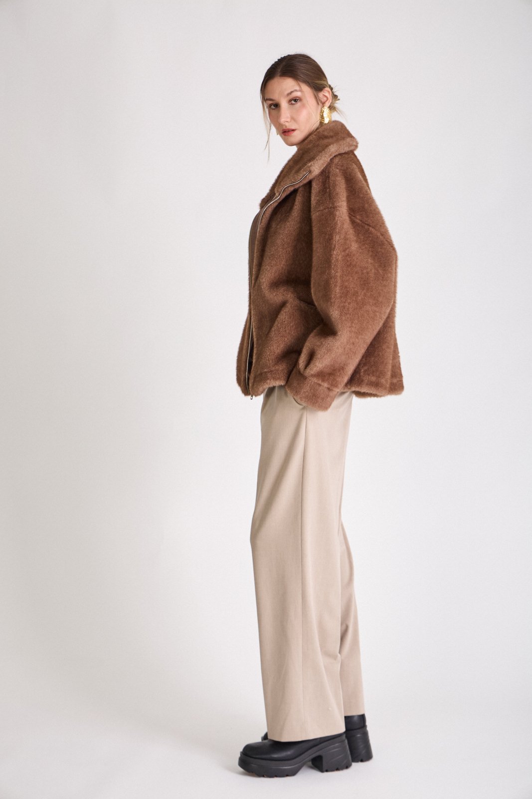 ARIANNE blouson court fausse fourrure col montant zippé taupe femme - Escandelle Paris (profil gauche)
#couleur_taupe