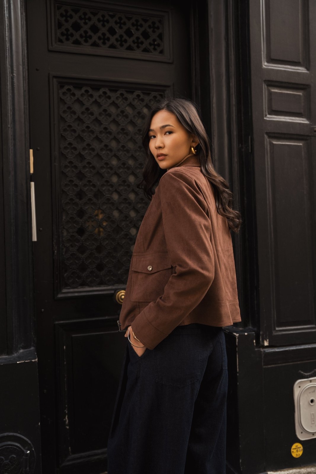 AZALEA veste courte suédine col montant choco femme - Escandelle Paris (dos)
#couleur_choco