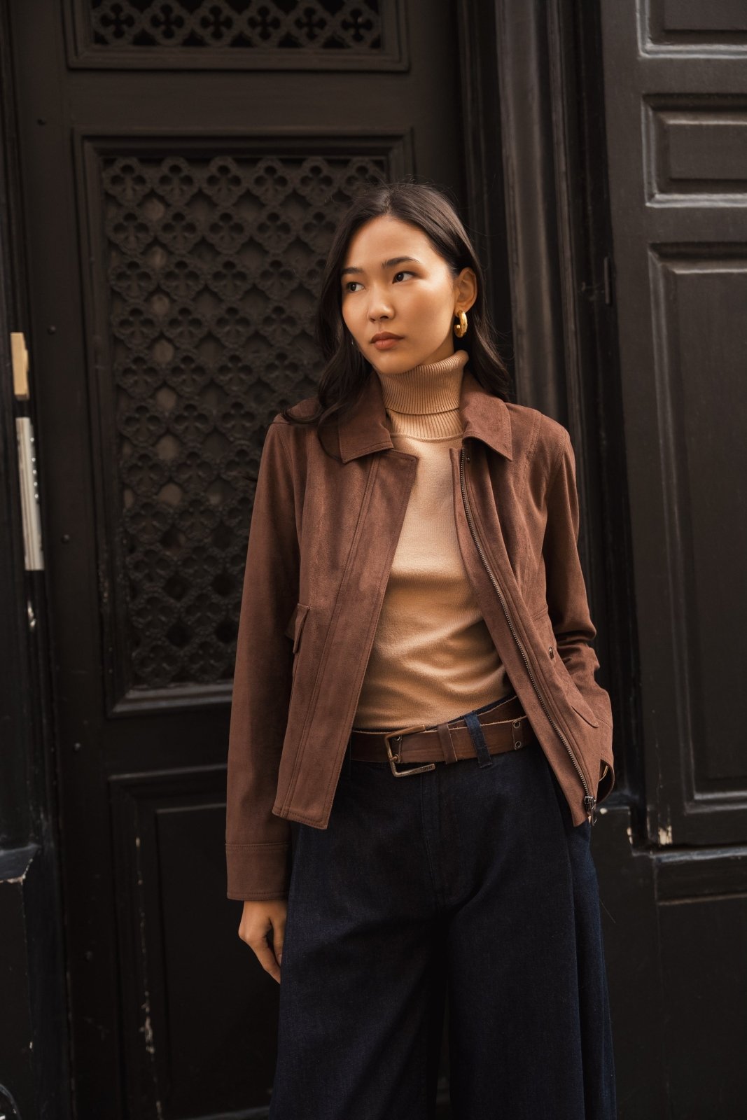 AZALEA veste courte suédine col montant choco femme - Escandelle Paris (portrait)
#couleur_choco