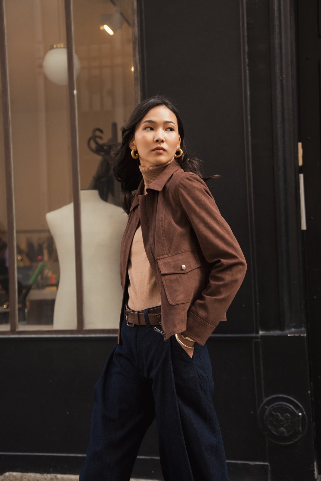 AZALEA veste courte suédine col montant choco femme - Escandelle Paris (profil gauche)
#couleur_choco