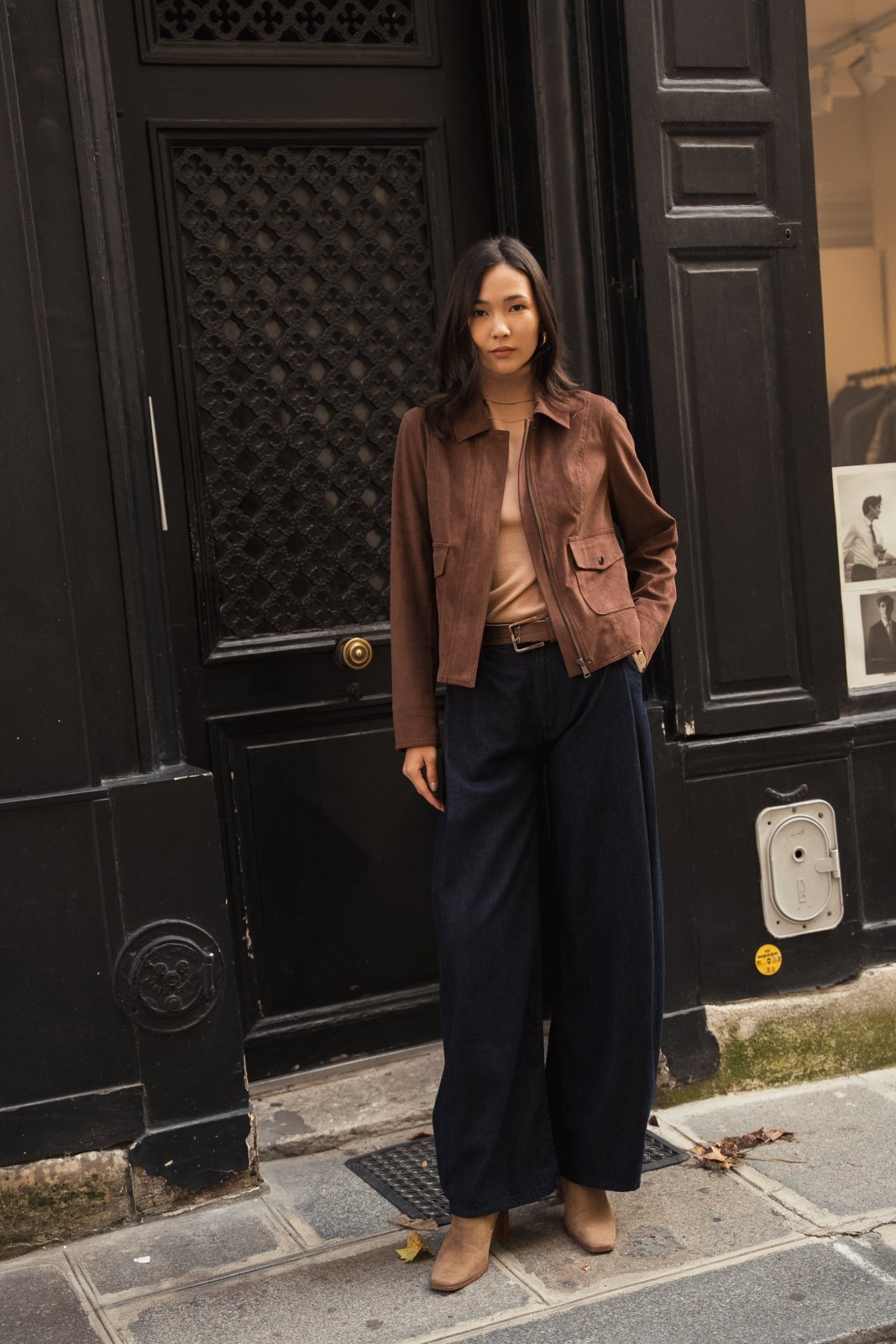 AZALEA veste courte suédine col montant choco femme - Escandelle Paris (silhouette entière)
#couleur_choco