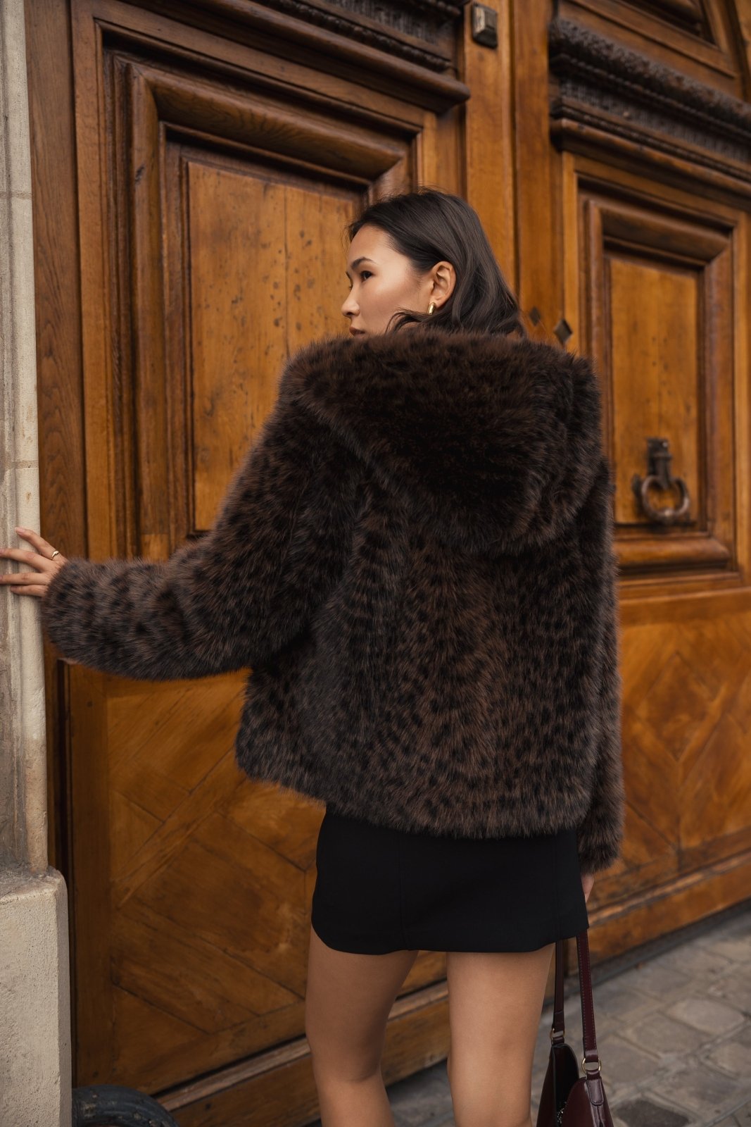 BRIELLE manteau court fausse fourrure léopard capuche taupe femme - Escandelle Paris (dos)
#couleur_taupe