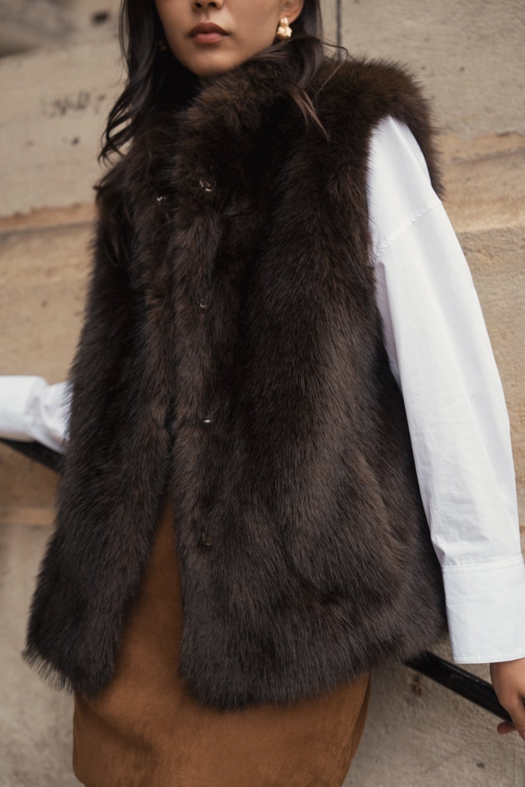 CAMELIA gilet sans manches fausse fourrure poils longs col montant choco femme - Escandelle Paris (gros plan détails matière)
#couleur_choco