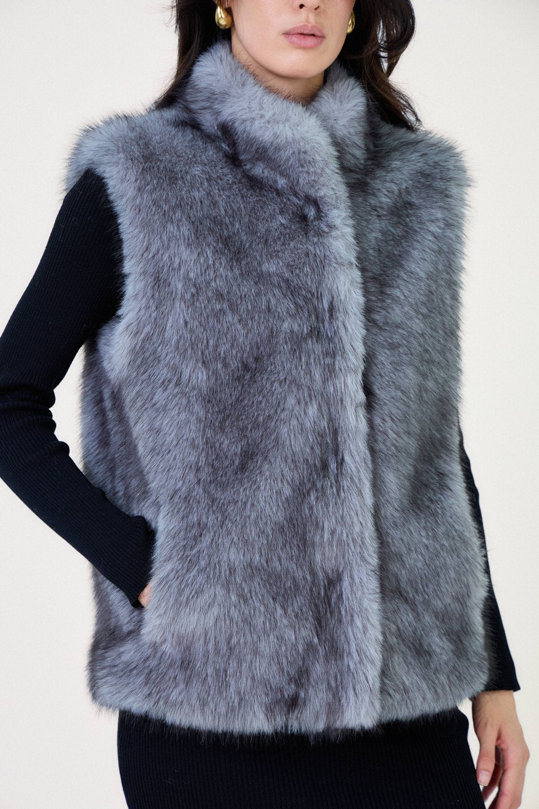 CAMELIA gilet sans manches fausse fourrure poils longs col montant gris femme - Escandelle Paris (gros plan détails matière)
#couleur_gris