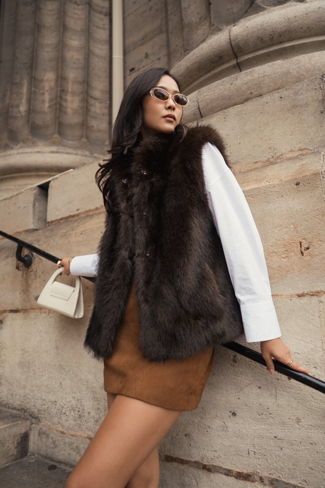 CAMELIA gilet sans manches fausse fourrure poils longs col montant choco femme - Escandelle Paris (portrait)
#couleur_choco