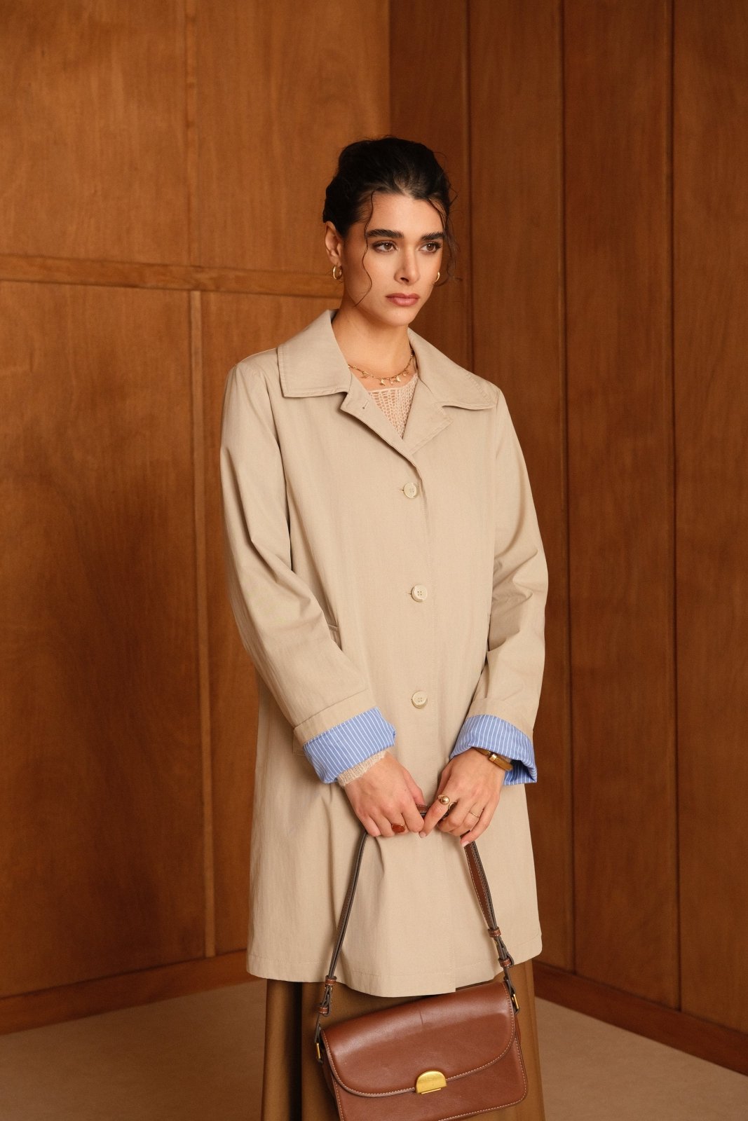 CAMILLE - Trench Beige - Escandelle (Vue de face - portrait - trench coton) 
#couleur_beige