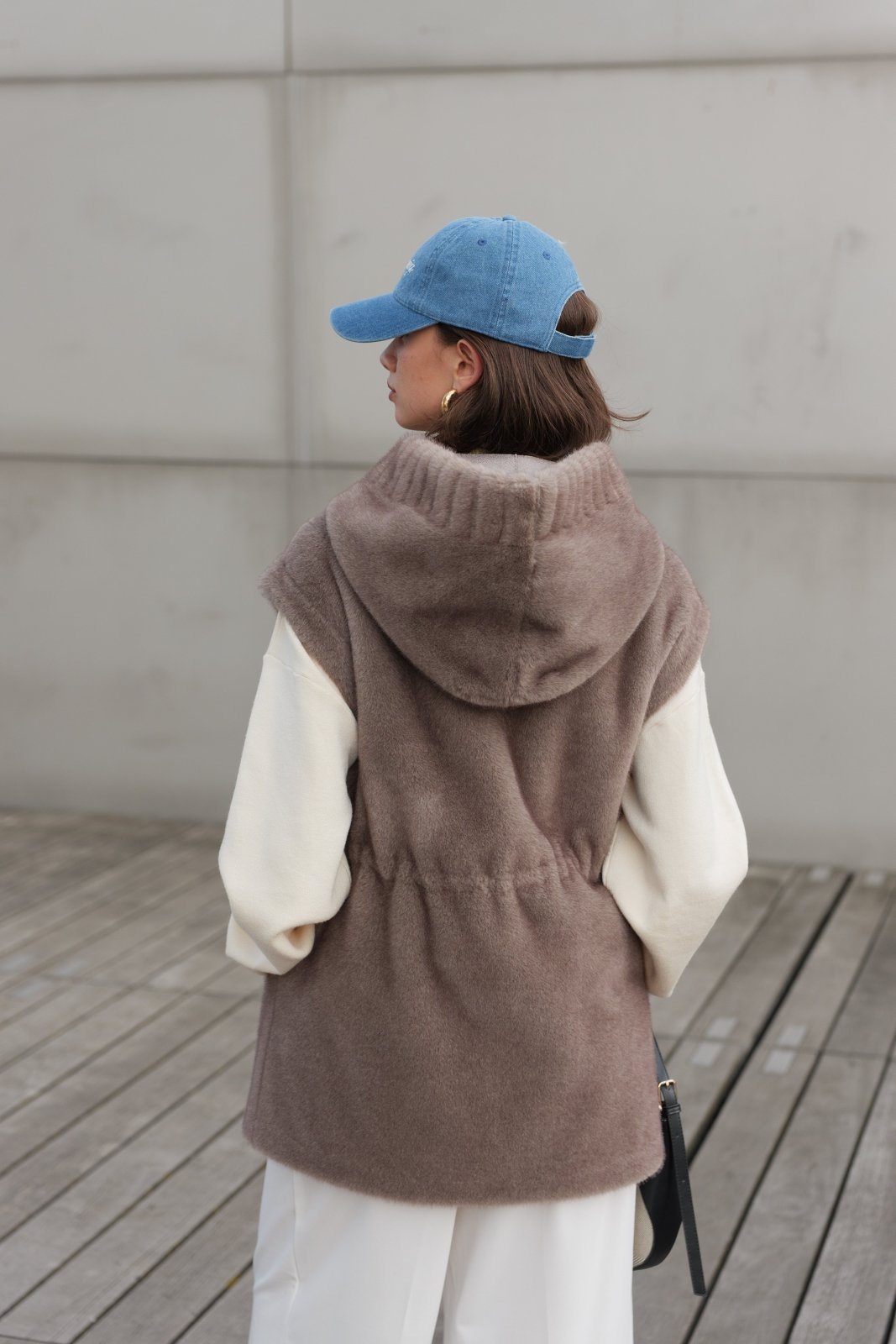 CANDICE gilet sans manches fausse fourrure cordon taille gris femme - Escandelle Paris (dos)
#couleur_gris