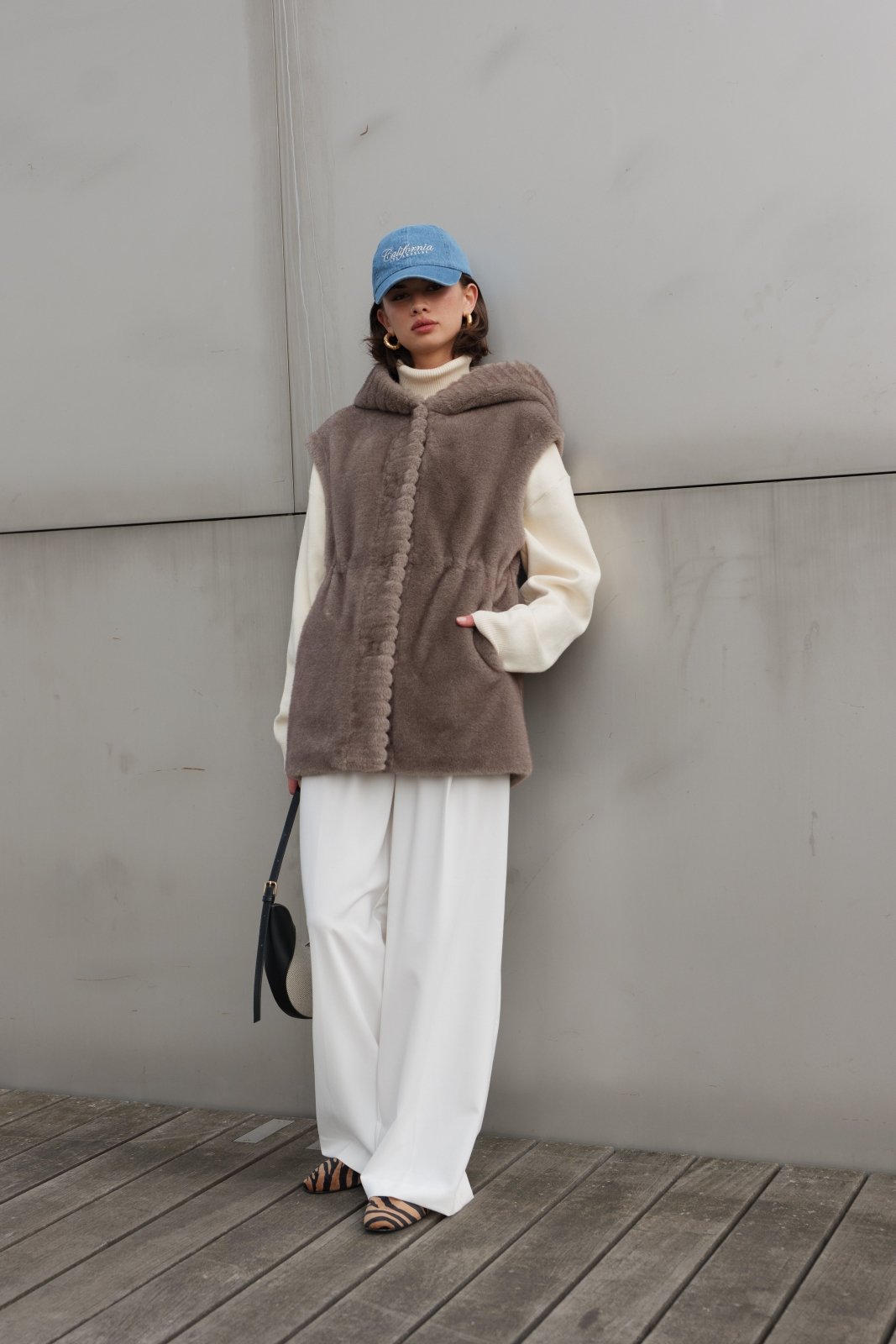 CANDICE gilet sans manches fausse fourrure cordon taille gris femme - Escandelle Paris (silhouette entière)
#couleur_gris