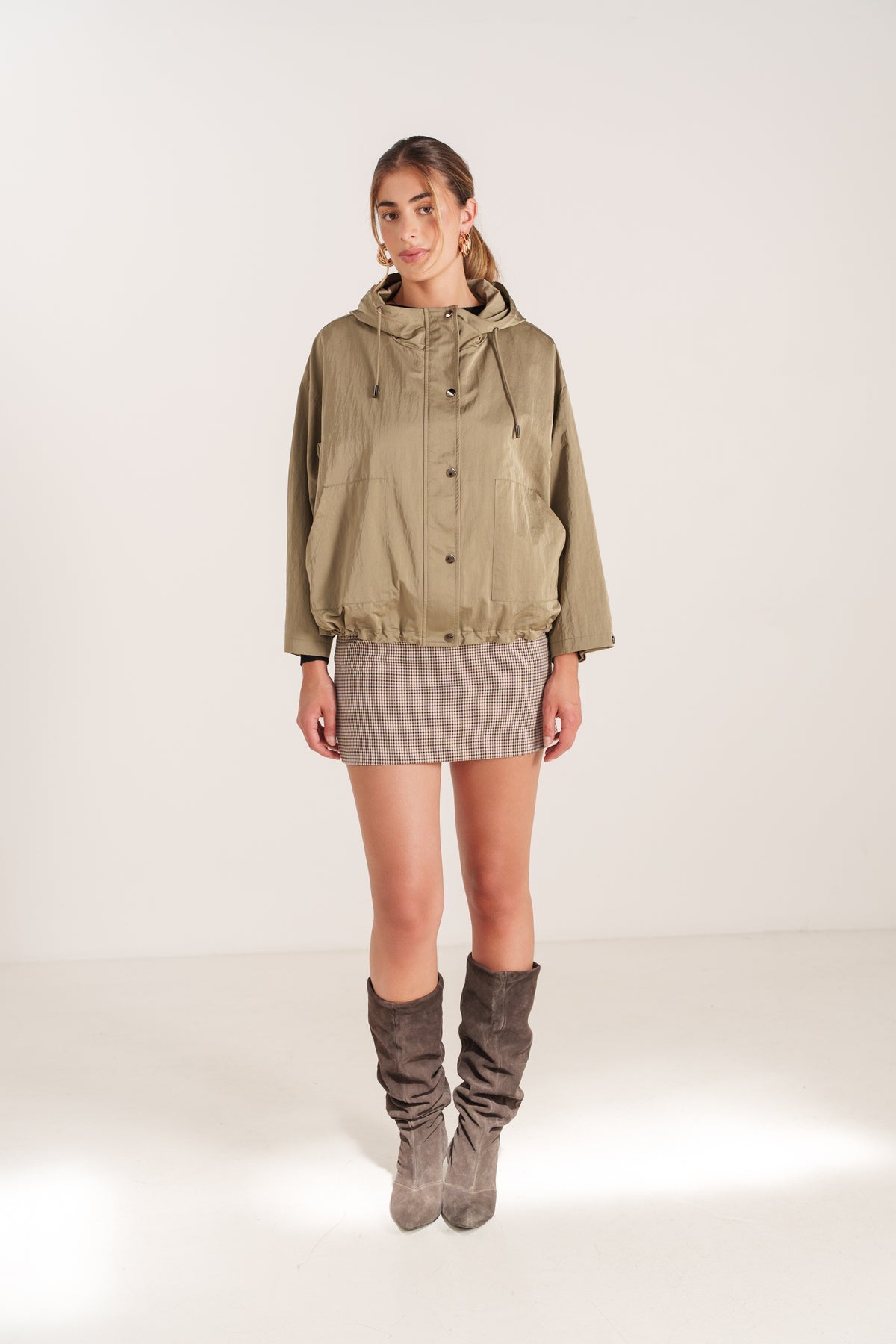 CARINE blouson court imperméable léger oversize kaki femme - Escandelle Paris (silhouette entière)
#couleur_kaki