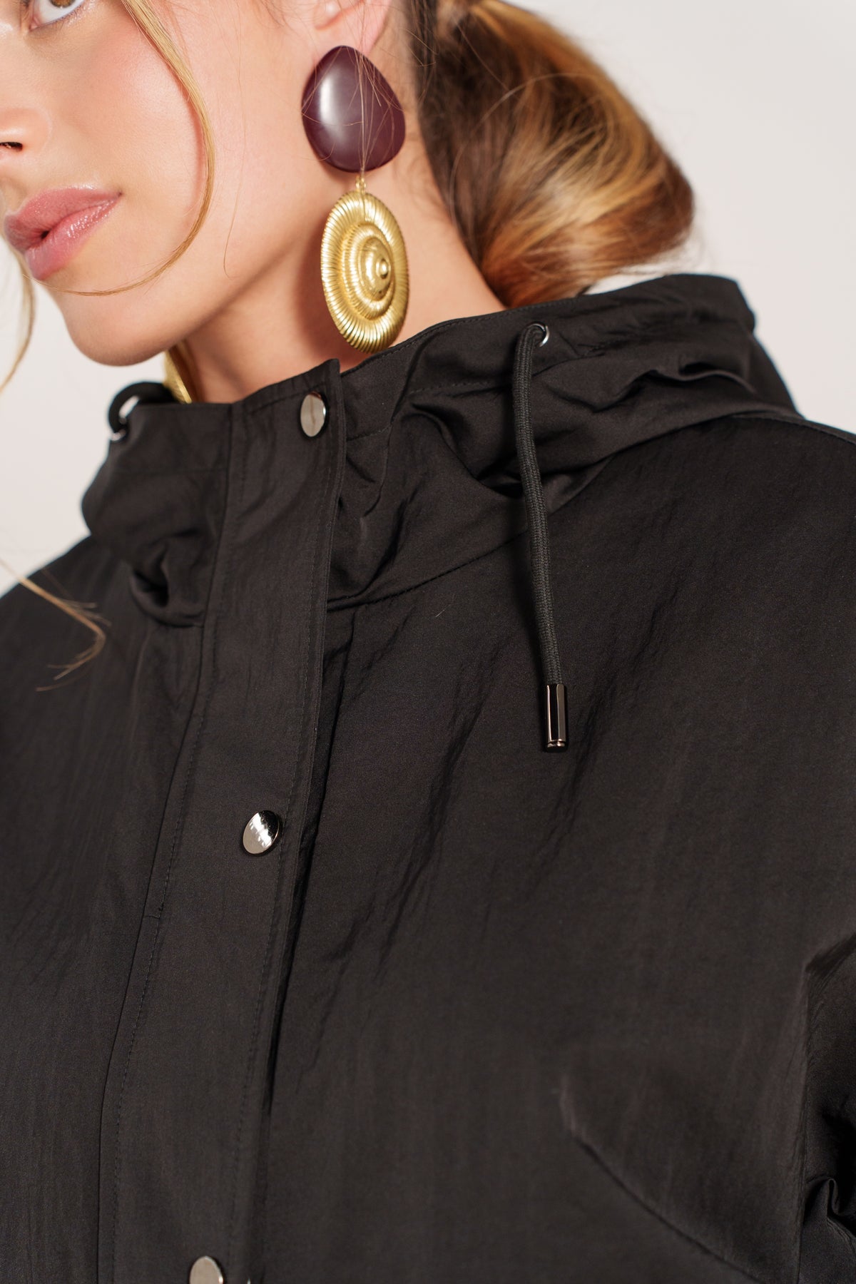 CARINE blouson court imperméable léger oversize noir femme - Escandelle Paris (gros plan détails matière)
#couleur_noir