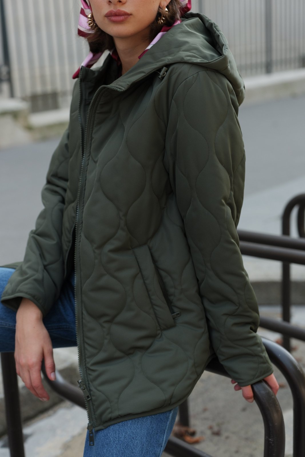 CASSIS veste matelassée mi-longue réversible kaki femme - Escandelle Paris (gros plan détails matière)
#couleur_kaki
