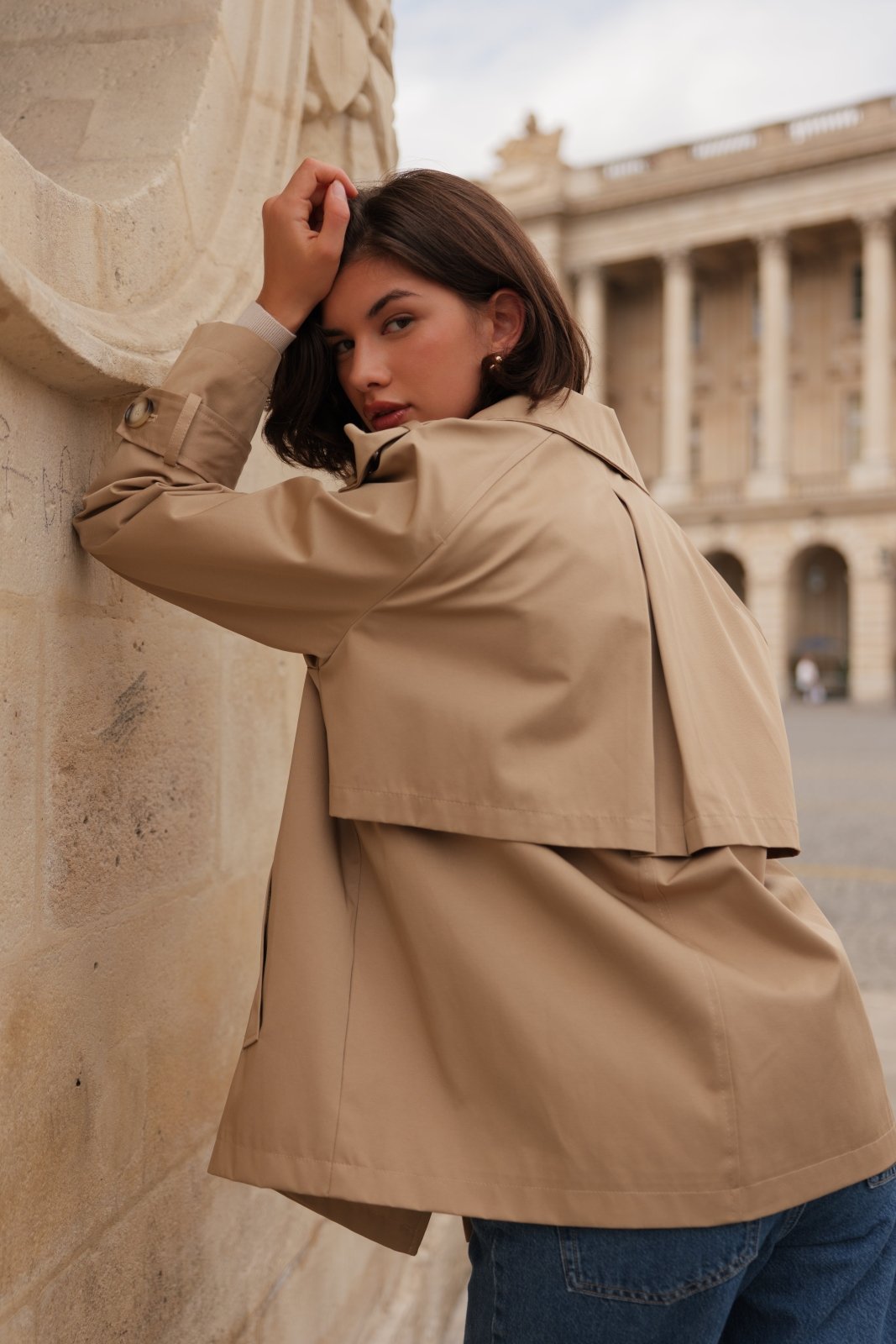 CHARLIZE trench court coton déperlant beige femme - Escandelle Paris (dos)
#couleur_beige
