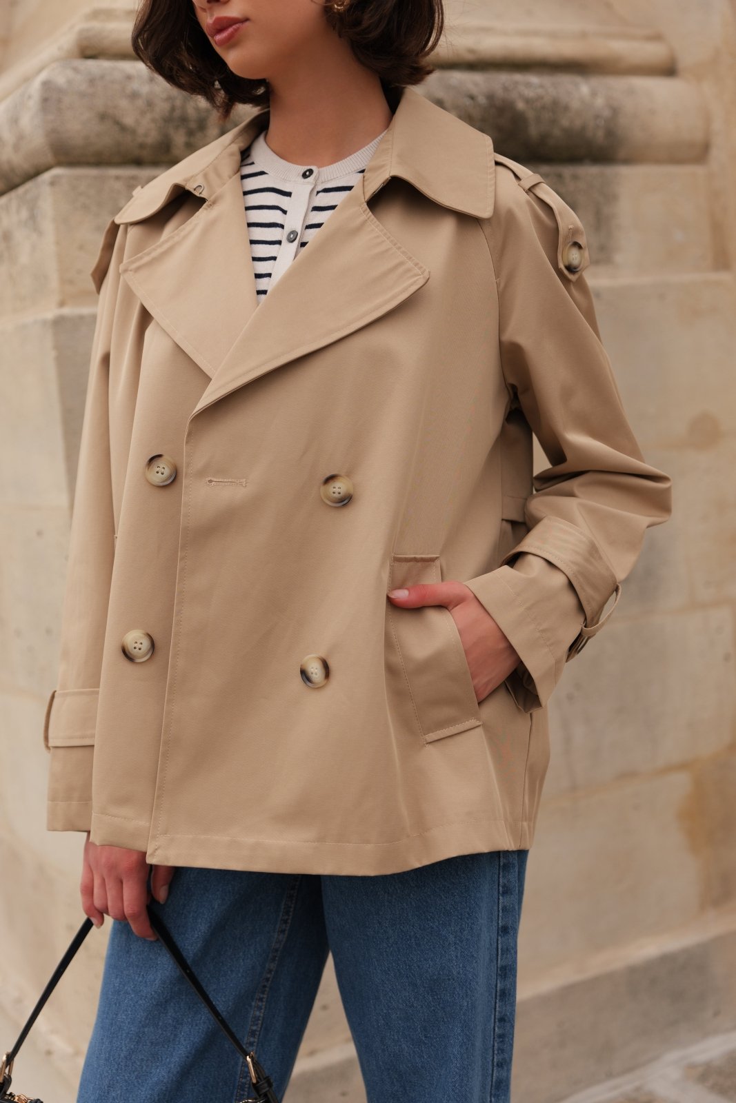CHARLIZE trench court coton déperlant beige femme - Escandelle Paris (gros plan détails matière)
#couleur_beige
