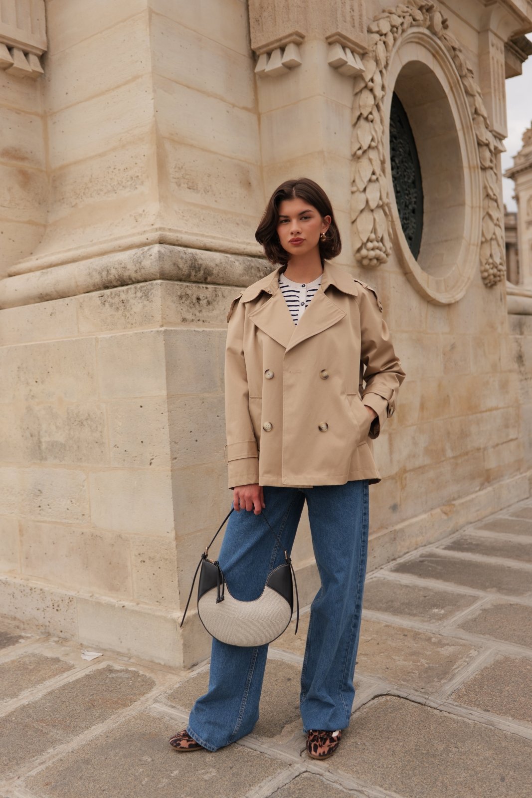 CHARLIZE trench court coton déperlant beige femme - Escandelle Paris (silhouette entière)
#couleur_beige