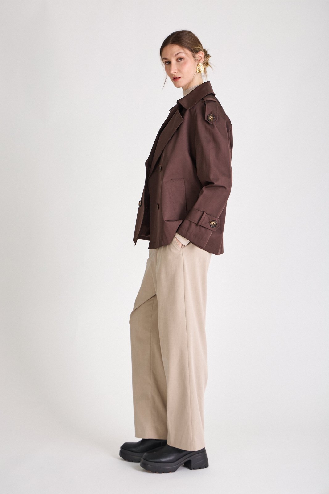 CHARLIZE trench court coton déperlant choco femme - Escandelle Paris (profil gauche)
#couleur_choco