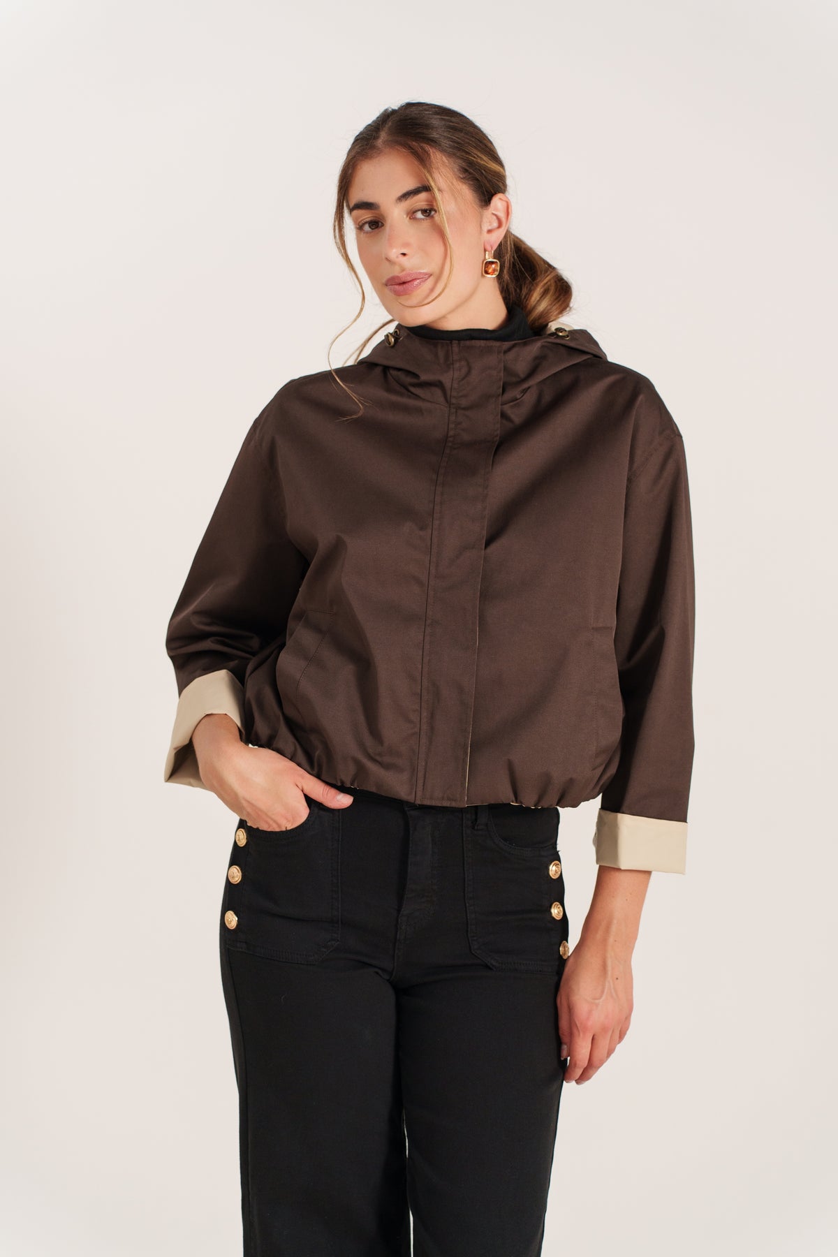 CLAIRINE parka courte coton déperlante capuche contrastée choco femme - Escandelle Paris (gros plan détails matière)
#couleur_choco