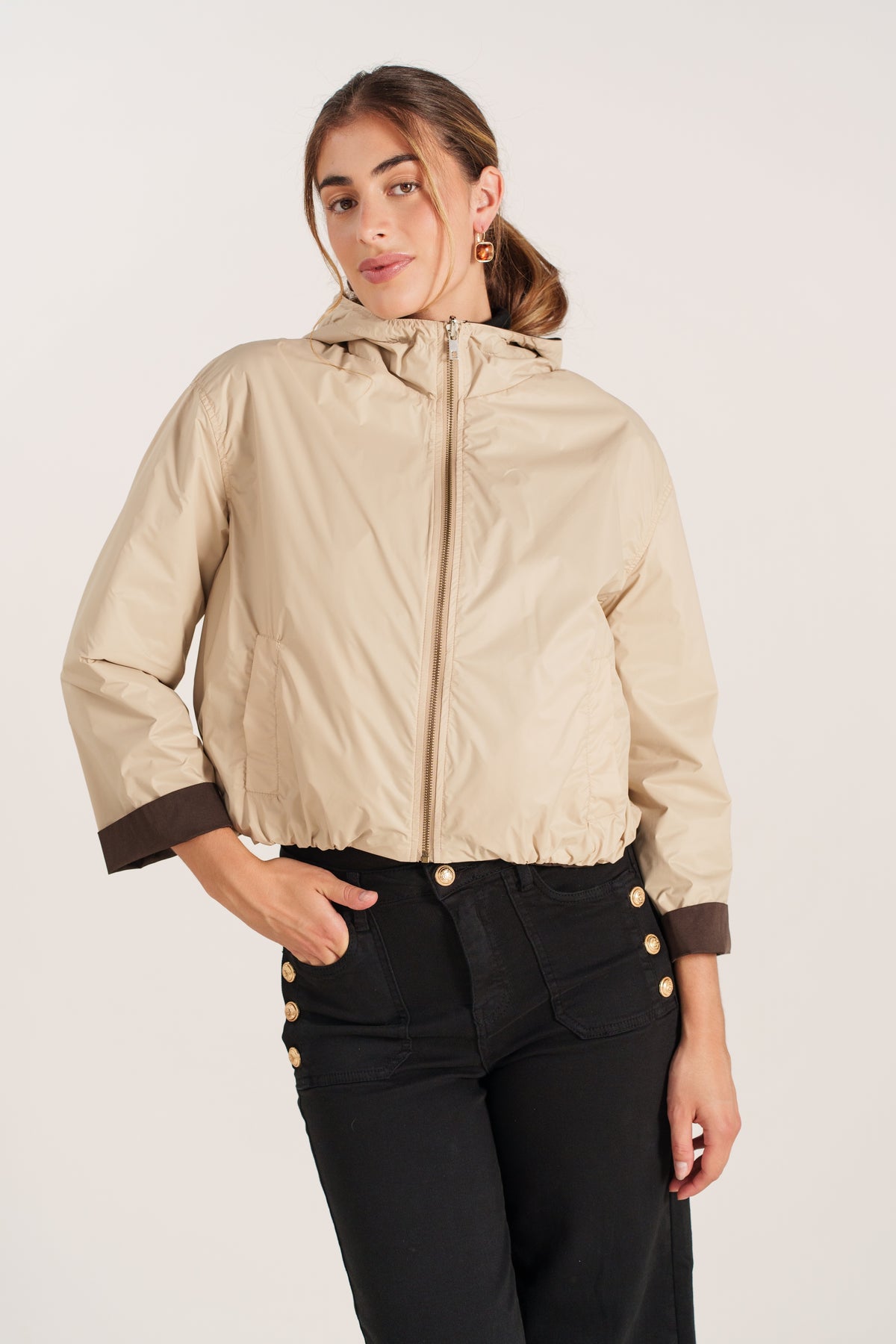CLAIRINE parka courte coton déperlante capuche contrastée choco femme - Escandelle Paris (portrait côté réversible)
#couleur_choco
