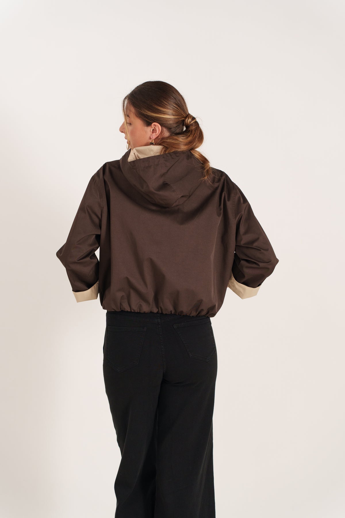 CLAIRINE parka courte coton déperlante capuche contrastée choco femme - Escandelle Paris (dos)
#couleur_choco