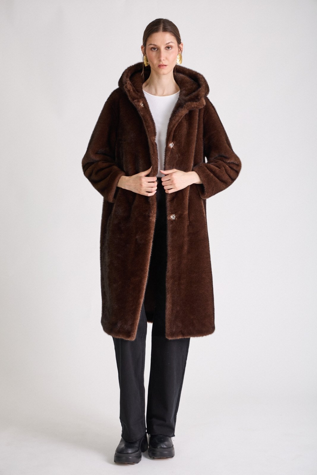 CLEO manteau long fausse fourrure capuche oversize choco femme - Escandelle Paris (silhouette entière)
#couleur_choco