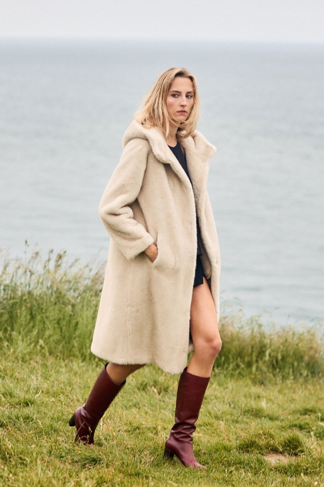 CLEO manteau long fausse fourrure capuche oversize ecru femme - Escandelle Paris (profil droit)
#couleur_ecru