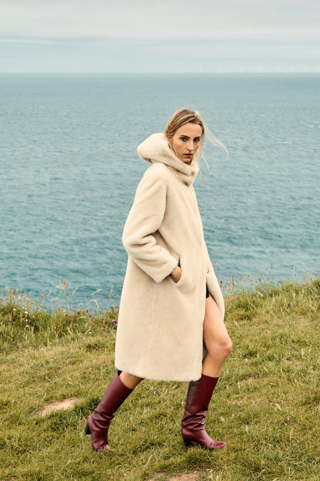 CLEO manteau long fausse fourrure capuche oversize ecru femme - Escandelle Paris (silhouette entière)
#couleur_ecru
