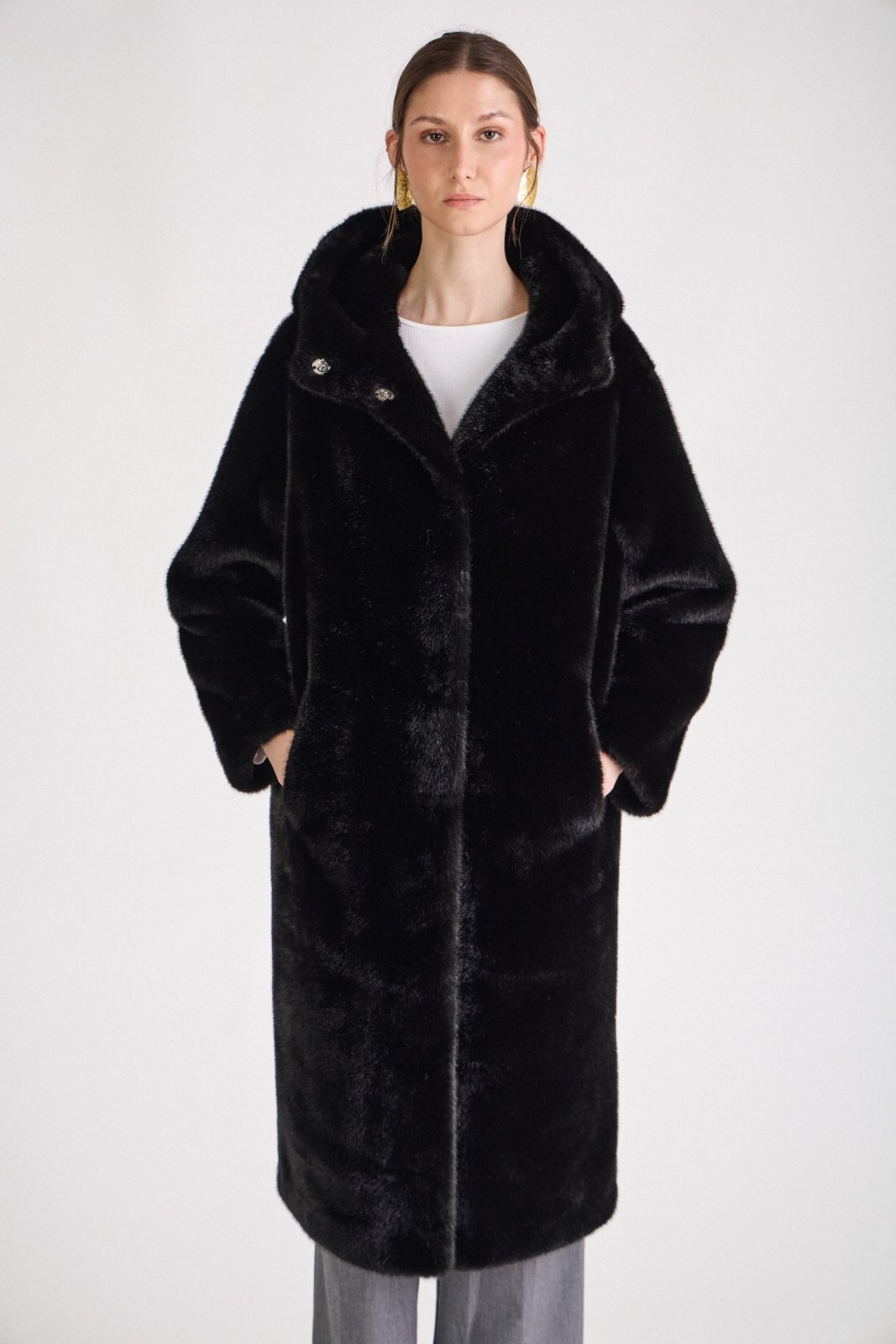 CLEO manteau long fausse fourrure capuche oversize noir femme - Escandelle Paris (portrait)
#couleur_noir