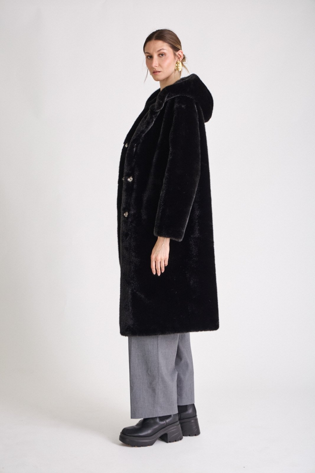 CLEO manteau long fausse fourrure capuche oversize noir femme - Escandelle Paris (profil gauche)
#couleur_noir